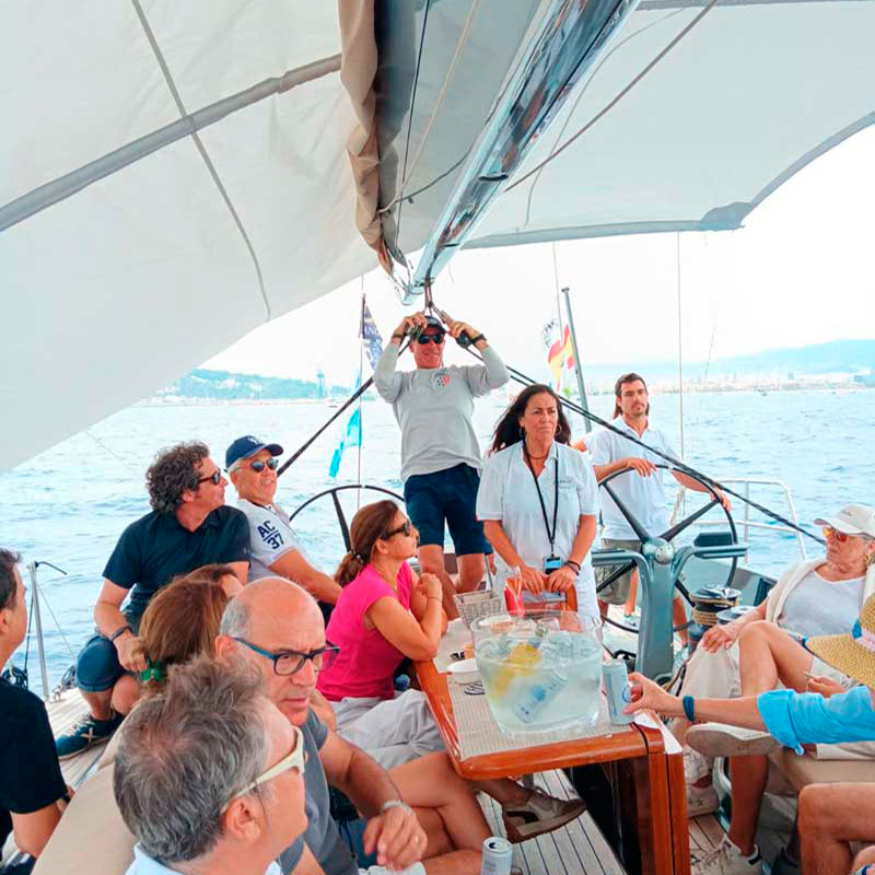 Barco Entero, Vermut y Navegación: Un Mediodía Perfecto en Velero